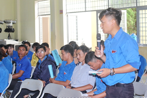 Đoàn viên thanh niên tham gia trao đổi ý kiến tại Hội nghị
